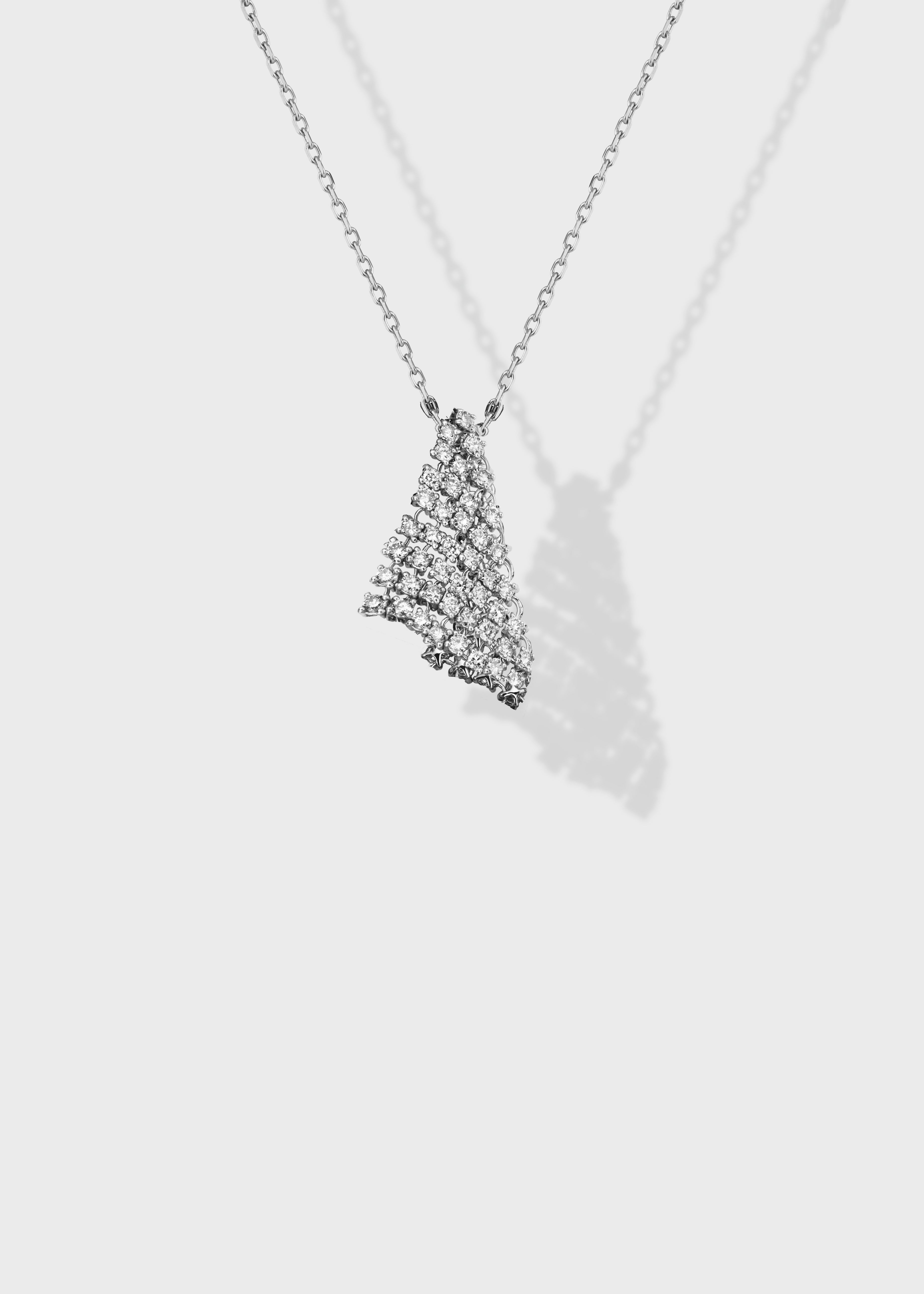 Fluid pendant White Gold